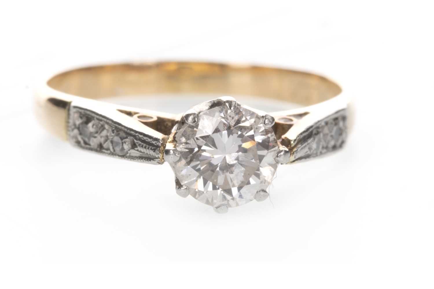 Lot 807 - A DIAMOND SOLITAIRE RING