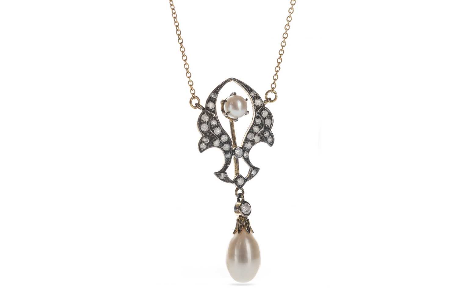 Lot 439 - A DIAMOND AND PEARL NECKLACE