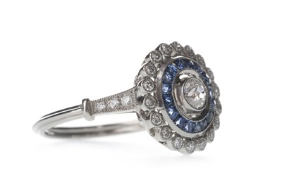 Lot 451 - A SAPPHIRE AND DIAMOND RING