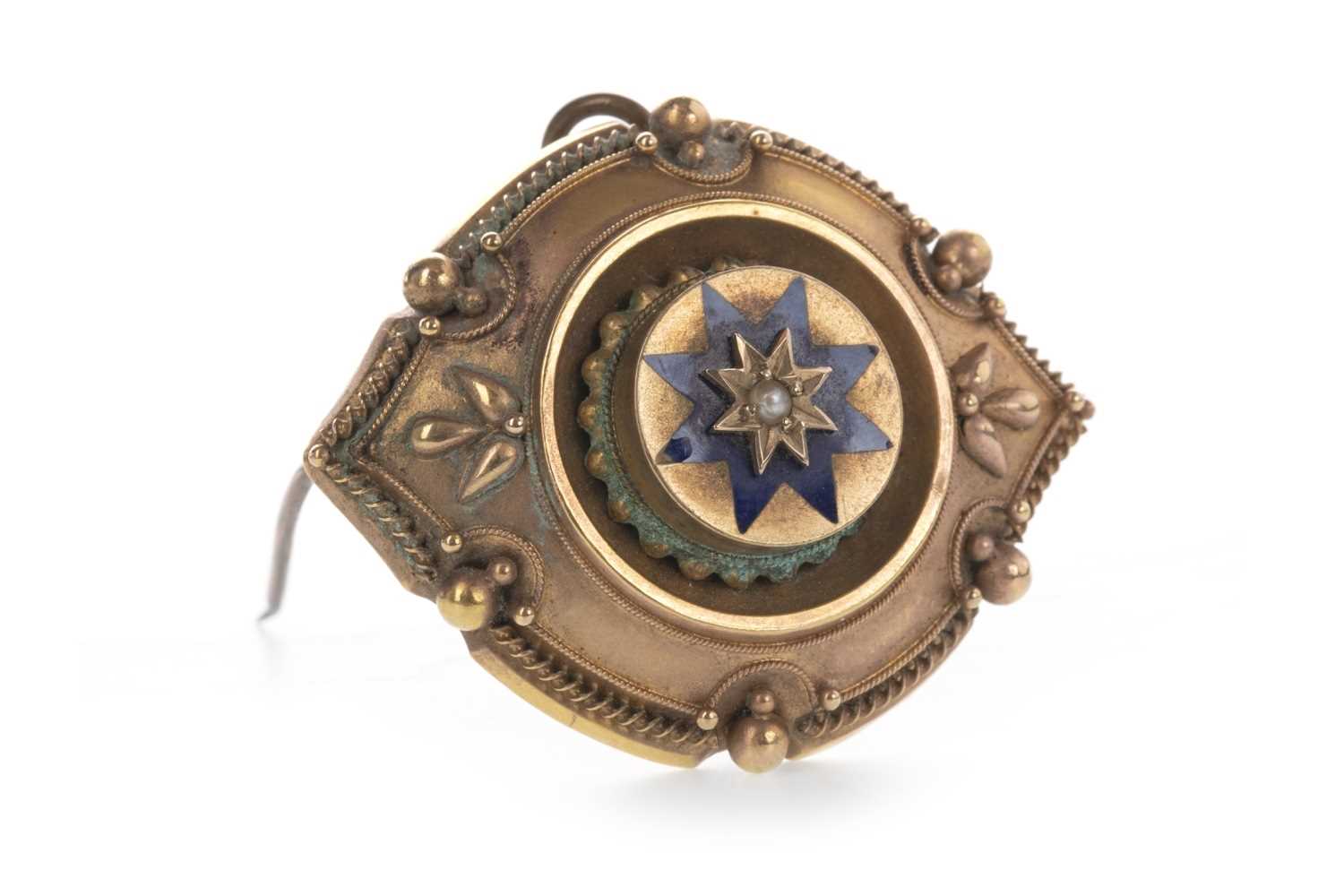 Lot 813 - A VICTORIAN MOURNING BROOCH