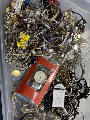 Lot 389 - COLLECTION OF COSTUME JEWELLERY AND WATCHES