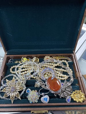 Lot 412 - A COLLECTION OF COSTUME JEWELLERY