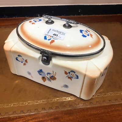 Lot 401 - A GERMAN CERAMIC JEWELLERY CASKET AND OTHER CERAMICS