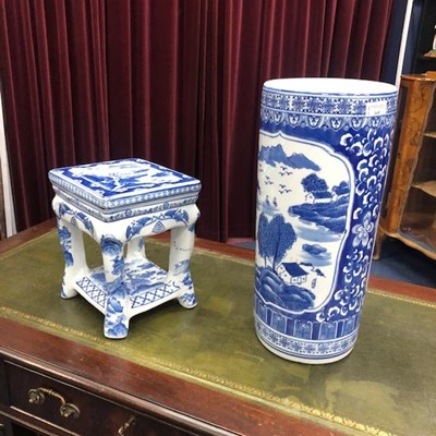 Lot 169 - A 20TH CENTURY CHINESE BLUE AND WHITE CYLINDRICAL VASE AND A TABLE