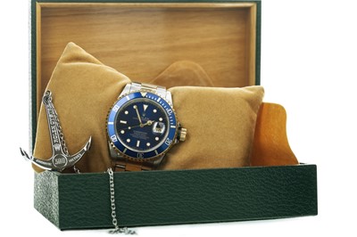 Lot 863 - A GENTLEMAN'S ROLEX OYSTER PERPETUAL DATE SUBMARINER STAINLESS STEEL BI COLOUR AUTOMATIC WRIST WATCH