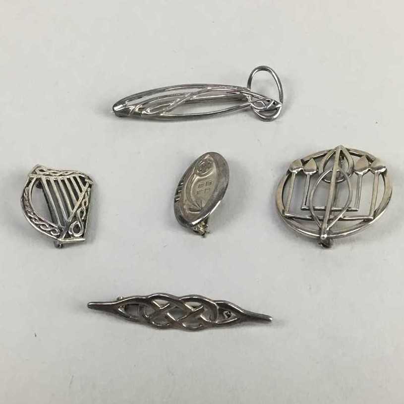 Lot 1 - A LOT OF FIVE SILVER BROOCHES