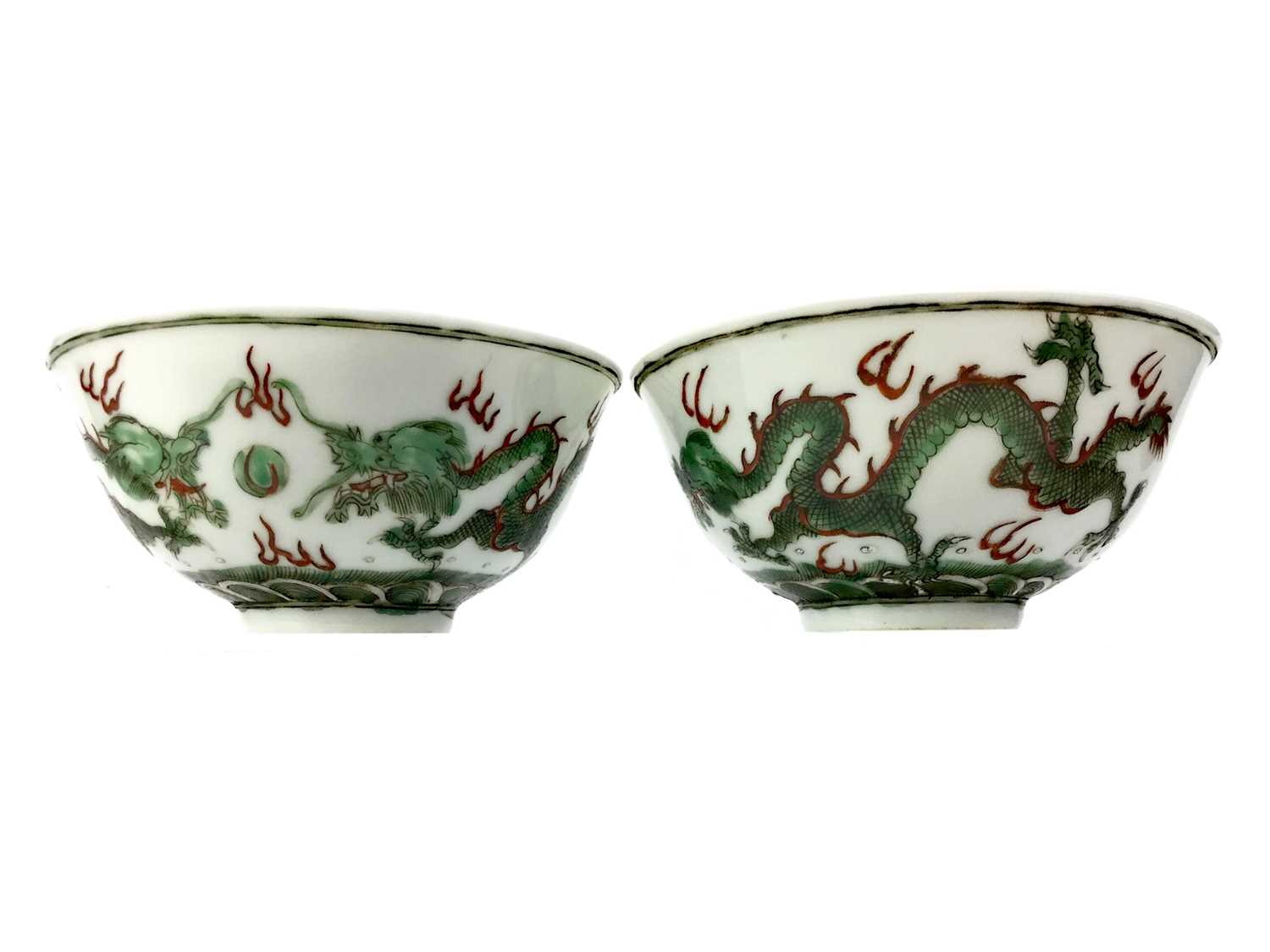 Lot 718 - A PAIR OF EARLY 20TH CENTURY CHINESE TEA BOWLS