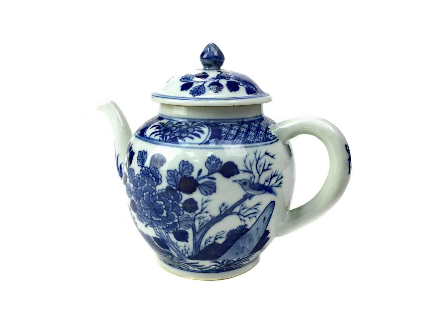 Lot 717 - AN EARLY 20TH CENTURY CHINESE BLUE AND WHITE TEA POT