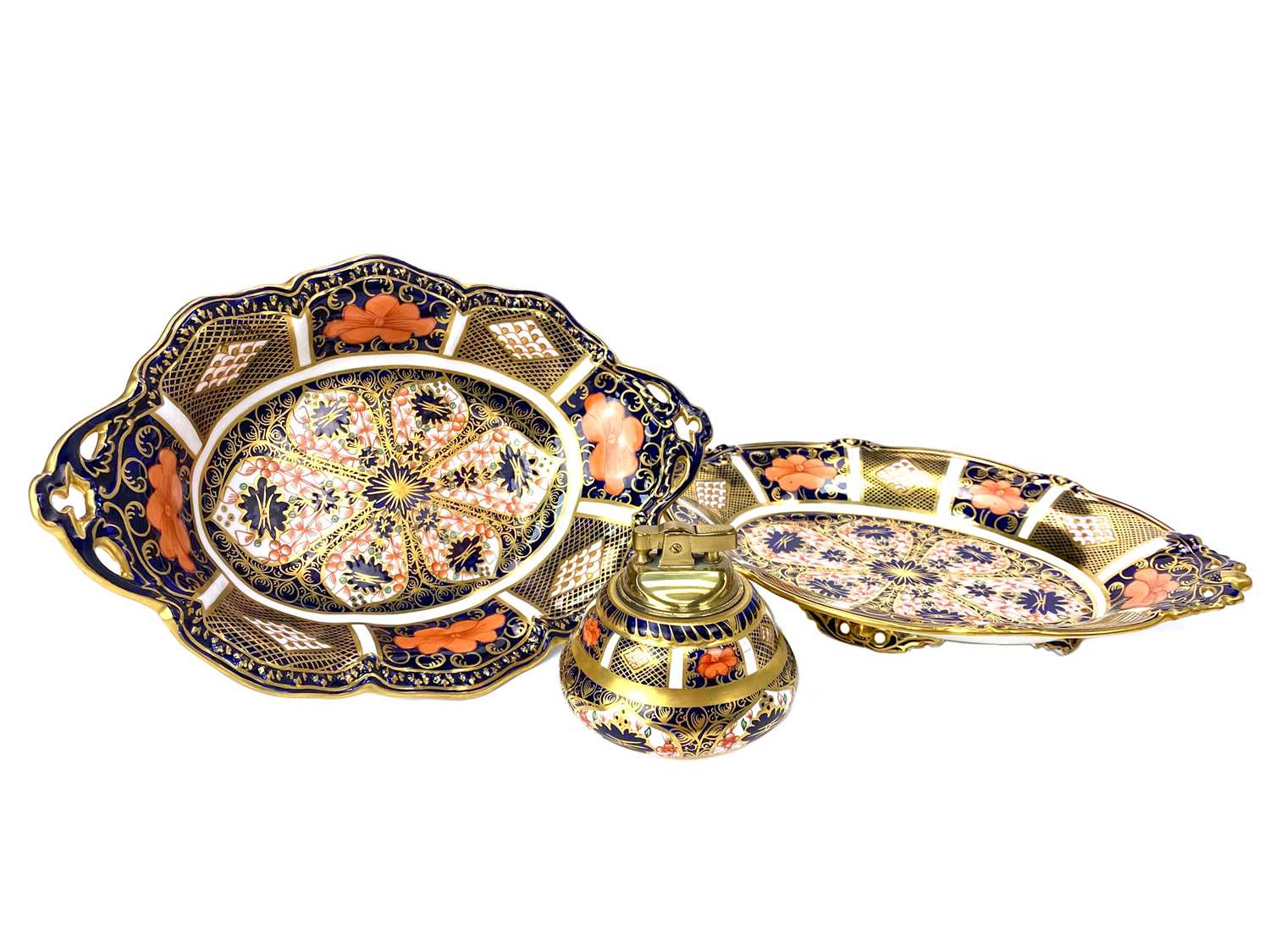 Lot 1012 - A LOT OF TWO ROYAL CROWN DERBY IMARI COMPORTS ALONG WITH A TABLE LIGHTER