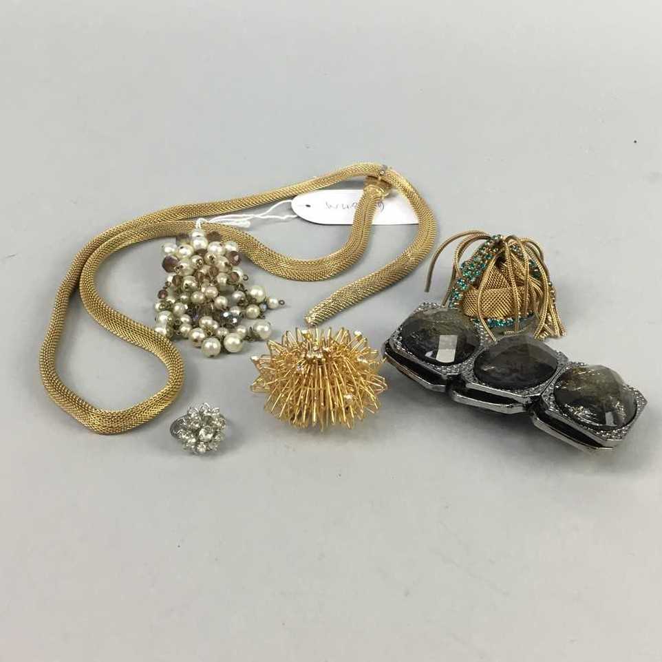Lot 27 - A COLLECTION OF COSTUME JEWELLERY