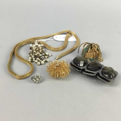 Lot 27 - A COLLECTION OF COSTUME JEWELLERY