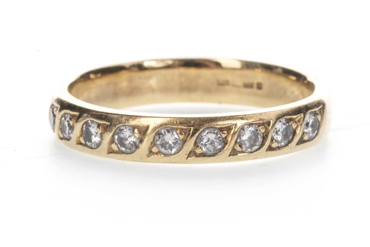 Lot 819 - A DIAMOND NINE STONE RING
