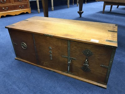 Lot 28 - AN EARLY 20TH CENTURY OAK COLLECTOR'S CABINET