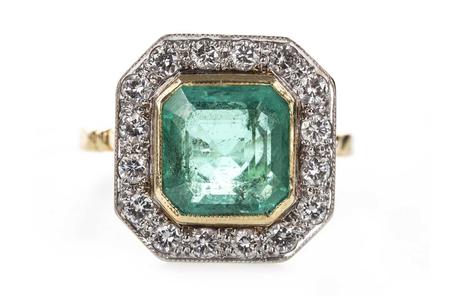 Lot 827 - AN IMPRESSIVE GREEN GEM SET AND DIAMOND RING