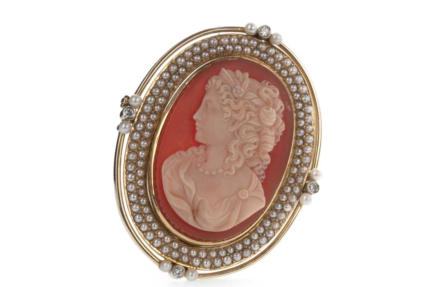 Lot 829 - A DIAMOND AND PEARL CAMEO BROOCH