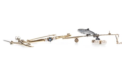 Lot 844 - AN ENAMELLED TROUT BROOCH, BLUE GEM SET AND PEARL BROOCH AND TWO PAIRS OF EARRINGS