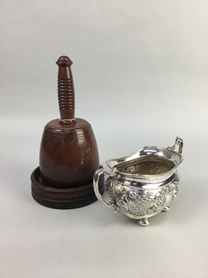 Lot 34 - AN EARLY 20TH CENTURY MAHOGANY GAVEL, TWO FANS AND A SUGAR BOWL