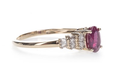 Lot 851 - A RUBY AND DIAMOND RING