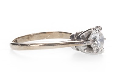 Lot 854 - A DIAMOND SOLITAIRE RING
