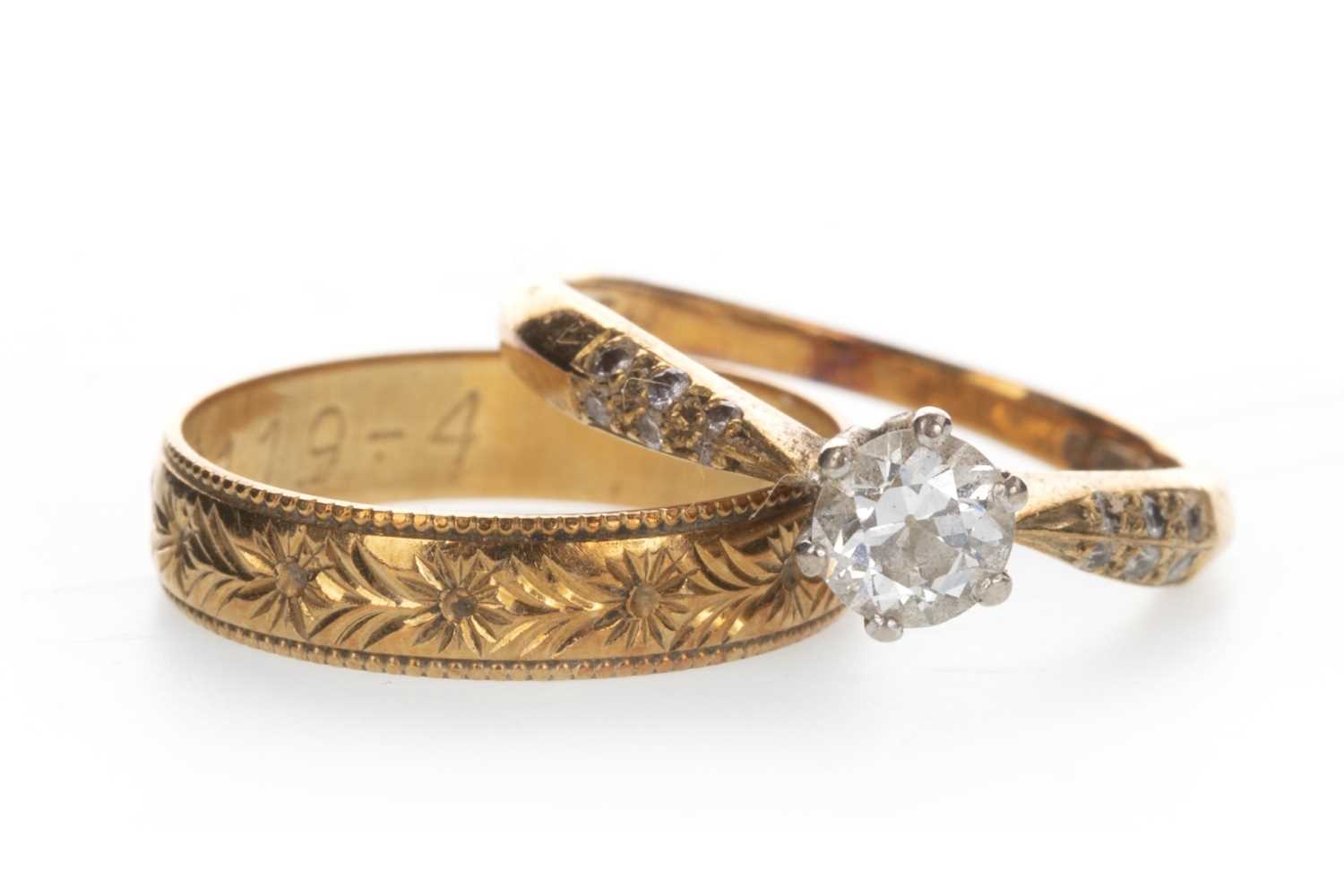 Lot 857 - A DIAMOND SOLITAIRE RING AND A WEDDING BAND