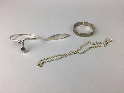 Lot 69 - A LOT OF SILVER AND COSTUME JEWELLERY