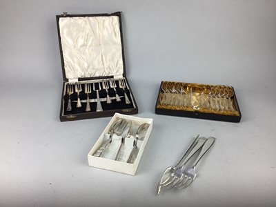 Lot 167 - A LOT OF TWO CANTEENS OF SILVER PLATED FLATWARE AND OTHER FLATWARE