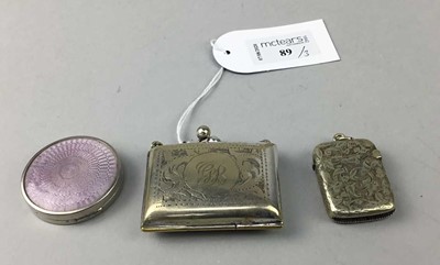 Lot 89 - A SILVER PLATED COIN PURSE, COMPACT AND VESTA CASE