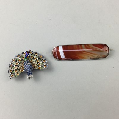 Lot 170 - AN ART DECO PEACOCK BROOCH AND AN AGATE BROOCH