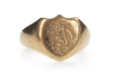 Lot 870 - A GOLD SIGNET RING