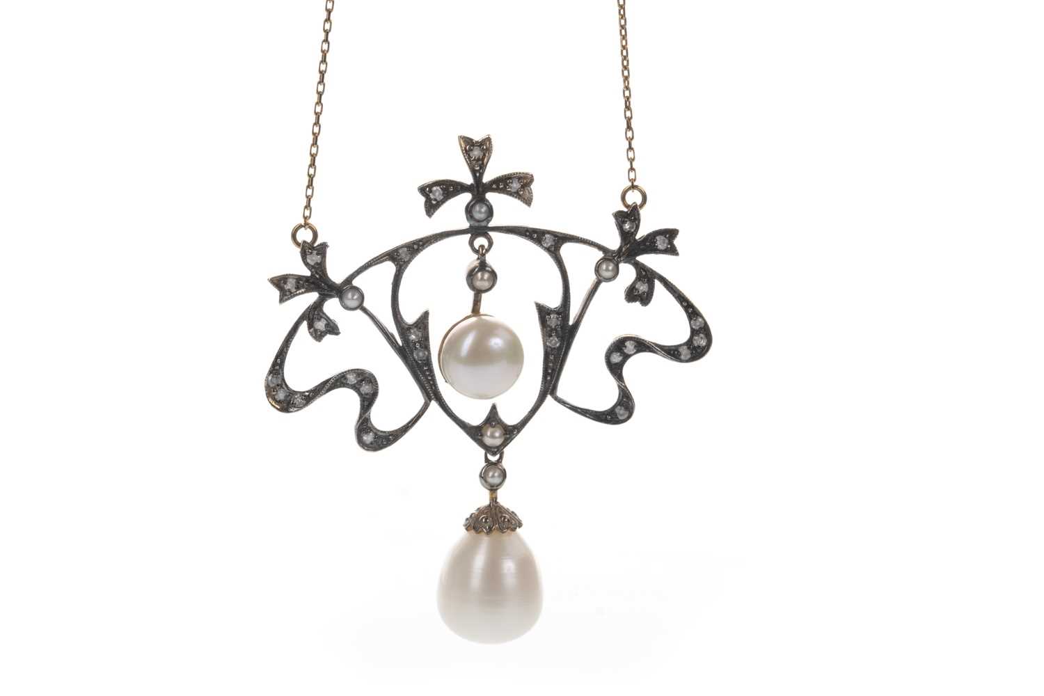 Lot 337 - A PEARL AND DIAMOND NECKLACE