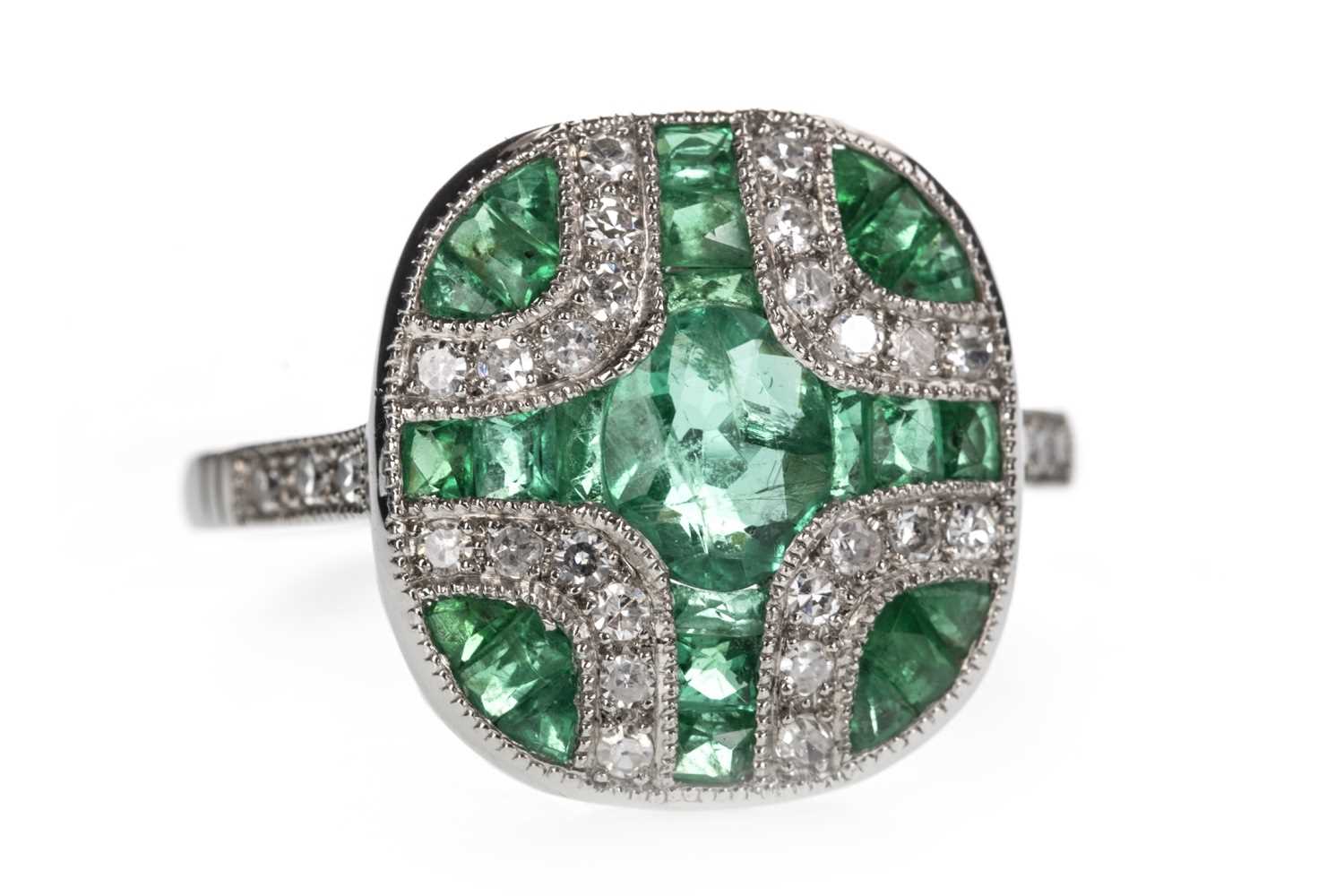 Lot 884 - AN EMERALD AND DIAMOND RING