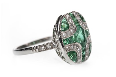 Lot 884 - AN EMERALD AND DIAMOND RING