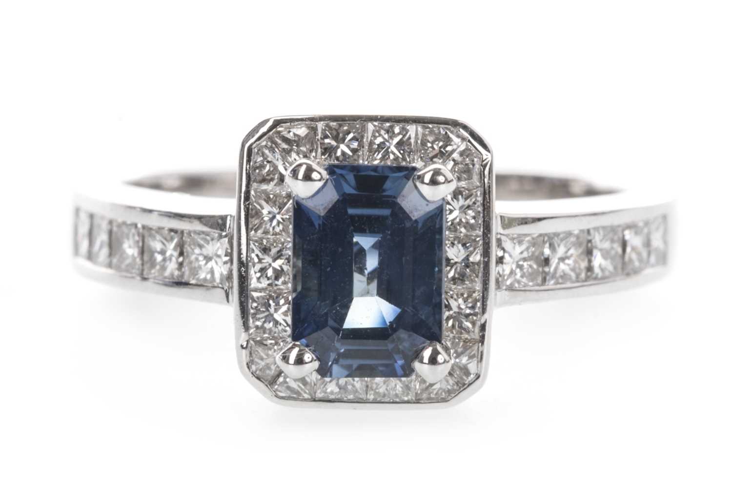 Lot 911 - A SAPPHIRE AND DIAMOND RING