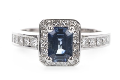 Lot 911 - A SAPPHIRE AND DIAMOND RING
