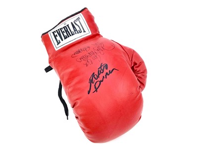 Lot 1751 - AN EVERLAST BOXING GLOVE SIGNED BY ROBERTO DURAN AND DAVID TUA