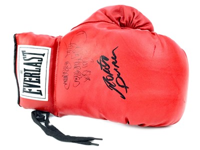 Lot 1751 - AN EVERLAST BOXING GLOVE SIGNED BY ROBERTO DURAN AND DAVID TUA