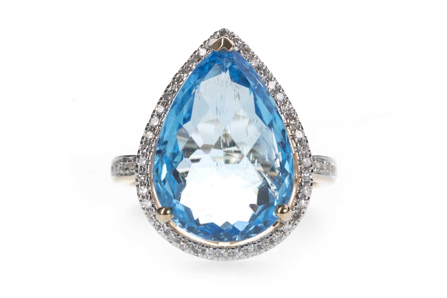 Lot 875 - A BLUE TOPAZ AND DIAMOND RING