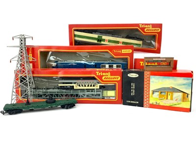 Lot 1404 - A COLLECTION OF TRI-ANG RAILWAYS MODELS AND OTHER RAILWAY ITEMS