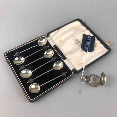 Lot 343 - A SILVER SOVEREIGN CASE AND SIX SILVER SPOONS IN A FITTED CASE