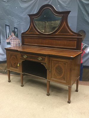 Lot 316 - AN EDWARDIAN MAHOGANY SHERATON REVIVAL MIRROR BACK SIDEBOARD