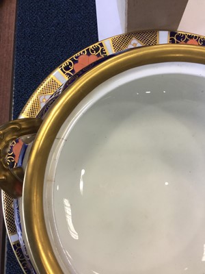 Lot 1018 - A ROYAL CROWN DERBY IMARI PATTERN SOUP TUREEN, COVER AND STAND