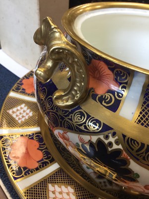 Lot 1018 - A ROYAL CROWN DERBY IMARI PATTERN SOUP TUREEN, COVER AND STAND