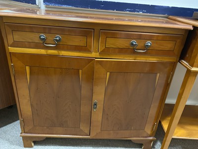Lot 392 - A MODERN YEW WOOD SIDE CABINET