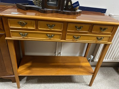 Lot 395 - A MODERN YEW WOOD SIDE TABLE