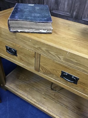 Lot 405 - A MODERN SIDE TABLE