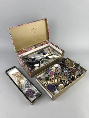 Lot 462 - A LOT OF COSTUME JEWELLERY AND WATCHES