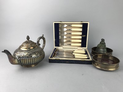 Lot 385 - A CASED SET OF SILVER PLATED KNIVES AND FORKS AND OTHER ITEMS