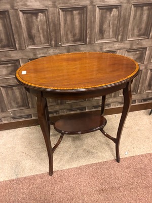 Lot 390 - AN EDWARDIAN MAHOGANY OVAL OCCASIONAL TABLE