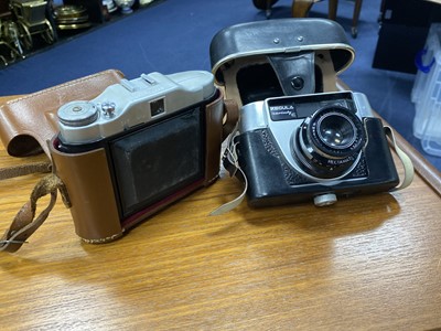 Lot 129 - A LOT OF VINTAGE AND MODERN CAMERAS