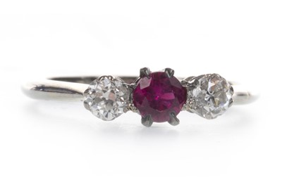 Lot 917 - A RED GEM SET AND DIAMOND RING